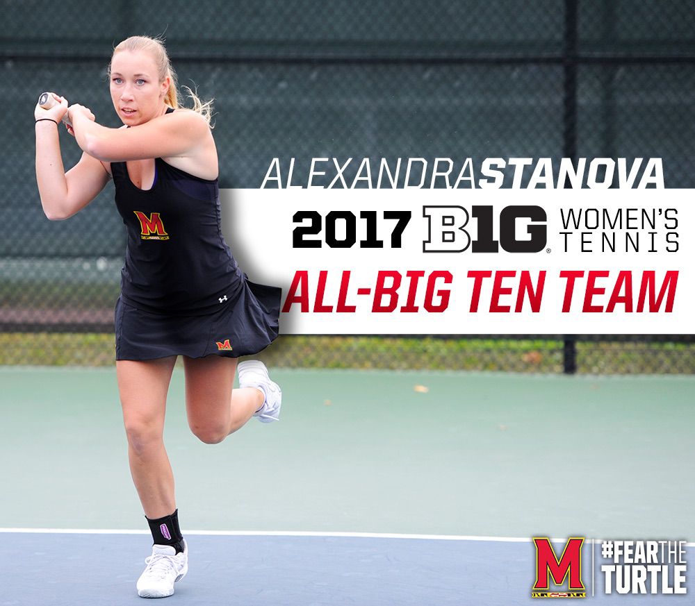 Tenistka v čiernom outfite podáva na kurte, s textom „2017 Big Ten All-Big Team“.